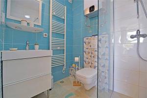 ein Bad mit einem WC und einer Glasdusche in der Unterkunft Harmony Room with a Magical SeaView in Hvar