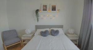 ein Schlafzimmer mit einem Bett mit zwei Kissen und einem Stuhl in der Unterkunft La Fajana Paradise in Barlovento