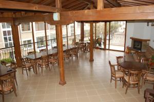 Hotel Vitosha tesisinde bir restoran veya yemek mekanı