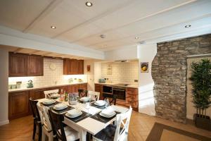 una sala da pranzo con tavolo e sedie in cucina di Thornhill Lodge, Historic 4 Bed, 4 Ensuite a Stirling