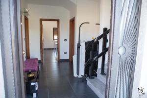 ein Wohnzimmer mit einer Treppe und einem Flur in der Unterkunft B&B Casa Vacanza Verzellino in San Gregorio Magno