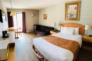 Postel nebo postele na pokoji v ubytování Armstrong Inn