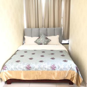 Ein Bett oder Betten in einem Zimmer der Unterkunft Grand Continental Apartment