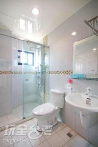 馬公市的住宿－享一夏民宿1館，带淋浴、卫生间和盥洗盆的浴室