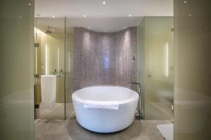 Een badkamer bij New World Guiyang Hotel