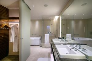 Een badkamer bij New World Guiyang Hotel