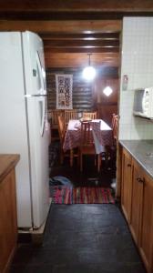 Una cocina o kitchenette en Refugio de las Sierras