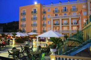 un hôtel avec des tables et des chaises devant un bâtiment dans l'établissement Grand Hotel La Pace - All Inclusive, à Sant'Agnello