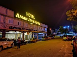 eine Straße mit Autos, die vor einem Hotel geparkt sind in der Unterkunft Amanjaya Hotel in Sungai Petani