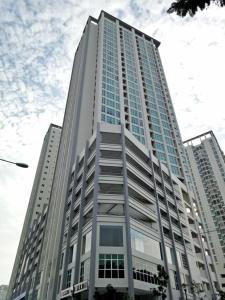 wysoki budynek z wieloma oknami w mieście w obiekcie Strait Garden Suites X Ace Pro @ George Town w mieście Jelutong