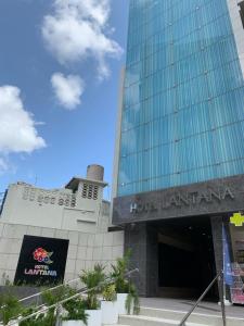 那霸的住宿－Hotel Lantana Naha Kokusai-Dori，兰塔纳酒店大楼,上面有标志