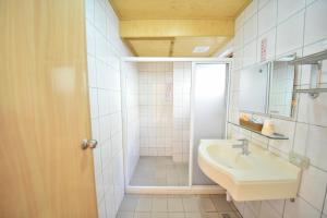 ein Bad mit einem Waschbecken und einer Dusche in der Unterkunft Beverly B&B in Renai