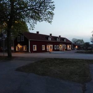Lundsbrunn的住宿－Lundsbrunn B&B，前面有树的红色大谷仓