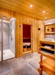 レ・ジェにあるLe Grand Canyonのバスルーム(シャワー、シンク付)