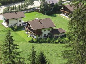 una vista aérea de una casa en un campo verde en Apartment Kraxner, en Sölden