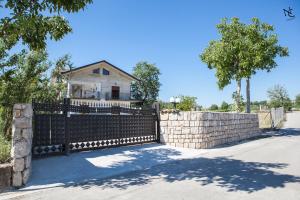 ein Tor vor einem Haus mit einem Zaun in der Unterkunft B&B Casa Vacanza Verzellino in San Gregorio Magno