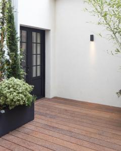 a garden area with a patio and a large window at Hôtel Parisianer in Paris