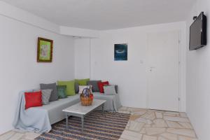 Zona d'estar a VILLA PETROS SEA SUITE