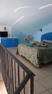 - une chambre avec un lit et un mur bleu dans l'établissement Villa Amalfi, à Amalfi