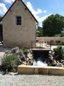 une fontaine devant un bâtiment dans l'établissement Le Bocard, à Thonnance-lès-Joinville