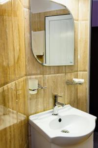 Koupelna v ubytování Kirios Hotel + 37 fotografií