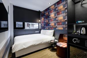 een kleine slaapkamer met een bed en een raam bij ColorMix Hotel & Hostel in Taipei