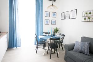 ein Esszimmer und ein Wohnzimmer mit einem Tisch und Stühlen in der Unterkunft I Mori di Ortigia in Syrakus