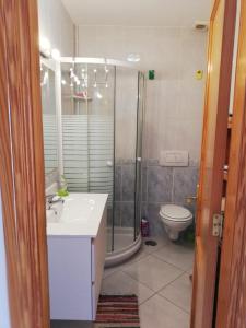 コスタ・カルマにあるCamillaのバスルーム(シャワー、洗面台、トイレ付)