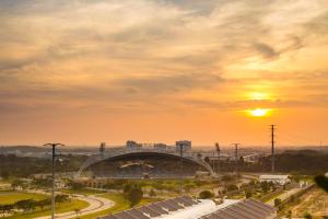- une vue sur un stade de football au coucher du soleil dans l'établissement Econest Apartment By The one - Educity Nusajaya, à Nusajaya