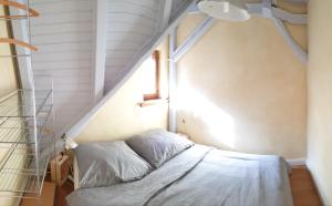 Un pat sau paturi într-o cameră la Ferienhaus am Wasserturm für 6 Erwachsene und 9 Kinder