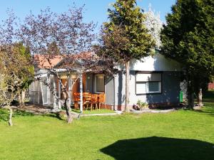a house with a table and chairs in a yard at Fam Stana in Wienrode