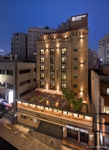 un edificio con luces en el lateral. en Brown Dot Hotel Seomyeon en Busan