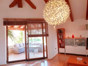 TV a/nebo společenská místnost v ubytování Luxury apartment Marin - Your summer paradise in Pomer, terrace, garden, summer kitchen with barbecue, near the beaches, Istria