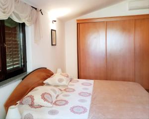 Postel nebo postele na pokoji v ubytování Luxury apartment Marin - Your summer paradise in Pomer, terrace, garden, summer kitchen with barbecue, near the beaches, Istria