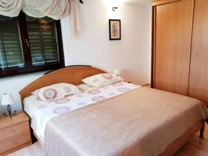 Postel nebo postele na pokoji v ubytování Luxury apartment Marin - Your summer paradise in Pomer, terrace, garden, summer kitchen with barbecue, near the beaches, Istria + 37 fotografií