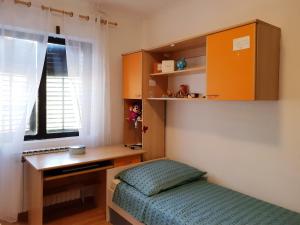 Postel nebo postele na pokoji v ubytování Luxury apartment Marin - Your summer paradise in Pomer, terrace, garden, summer kitchen with barbecue, near the beaches, Istria