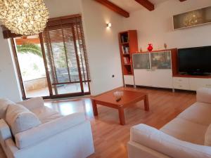 TV a/nebo společenská místnost v ubytování Luxury apartment Marin - Your summer paradise in Pomer, terrace, garden, summer kitchen with barbecue, near the beaches, Istria