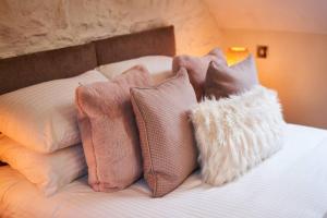 Un pat sau paturi într-o cameră la Stuc an t Sagairt Cottage , Loch Lomond