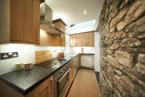 Η κουζίνα ή μικρή κουζίνα στο Stuc an t Sagairt Cottage , Loch Lomond