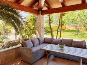 Posezení v ubytování Luxury apartment Marin - Your summer paradise in Pomer, terrace, garden, summer kitchen with barbecue, near the beaches, Istria