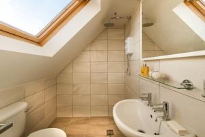 un baño con inodoro y lavabo en Thornhill House - Historic 5 Bedroom 5 Ensuite, en Stirling 21 fotos más