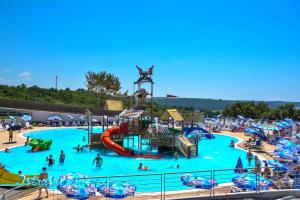 Bazén v ubytování Luxury apartment Marin - Your summer paradise in Pomer, terrace, garden, summer kitchen with barbecue, near the beaches, Istria nebo v jeho okolí