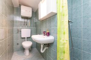 un piccolo bagno con un water e un lavandino di Apartmani Velnic a Baška