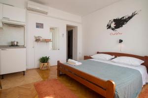 ein Schlafzimmer mit einem großen Bett in einem Zimmer in der Unterkunft Studios Bačić in Vela Luka