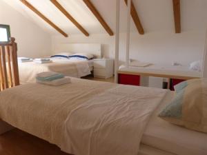 ein Schlafzimmer mit 2 Betten und einem Waschbecken darin in der Unterkunft Studio apartman - MELLITUS in Molat