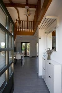 um corredor com uma escada numa casa em Studio apartman - MELLITUS em Molat