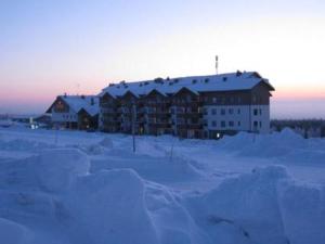 um edifício na neve com muita neve em Apartment Ylläs Ski Chalets 7202, Incl 2 lift tickets in winter season em Ylläsjärvi