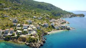 uma vista aérea de um resort numa ilha na água em Apartments Gabriela em Drasnice