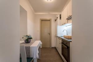 Kuchyň nebo kuchyňský kout v ubytování Apartments Lea