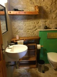 a bathroom with a sink and a toilet at Spiti Anne in Makrádes